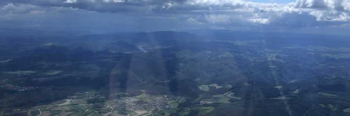 Verortung via Georeferenzierung der Kamera: Aufgenommen in der Nähe von Gemeinde Langenlois, Österreich in 2000 Meter